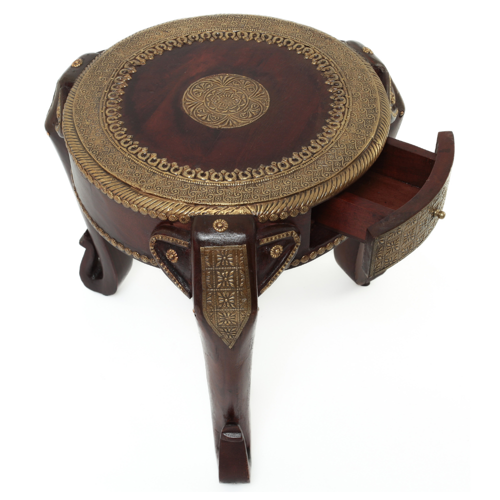 Gaveteiro Indiano Artesanal – Madeira Esculpida com Detalhes em Metal Dourado