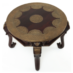Mesa Indiana de Madeira com Detalhes em Latão – Artesanal e Decorativa