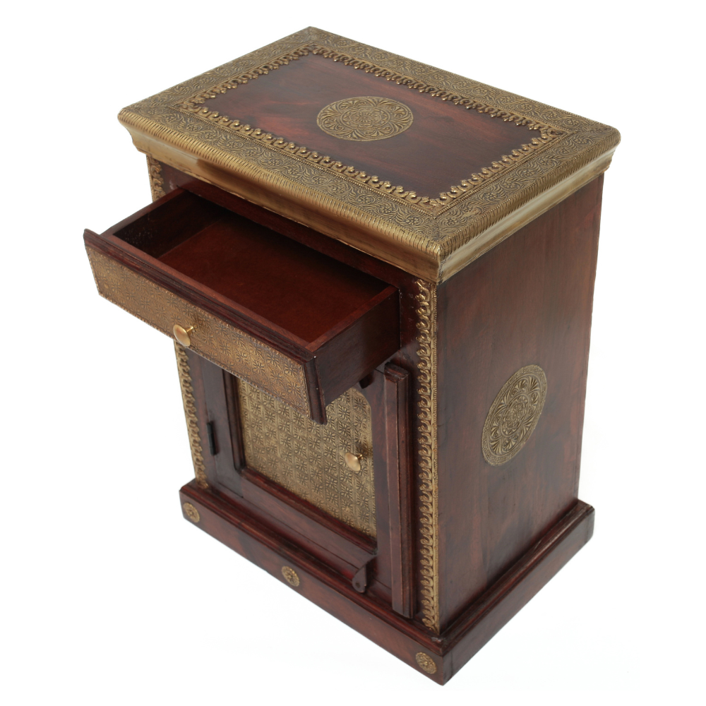 Gaveteiro Indiano em Madeira com Apliques em Latão – Design Artesanal e Nobre - Imagem 4