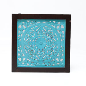 Painel Decorativo Indiano Entalhado – Arte em Madeira Pintada à Mão